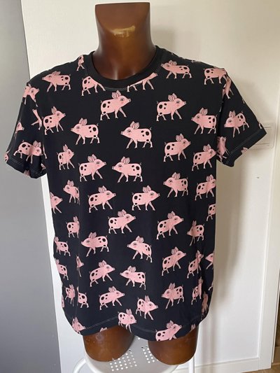 Svart T-shirt med ROSA GRISAR (XL) -> PYTTEFOLK 